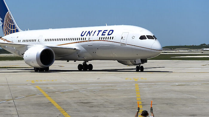 Американската авиокомпания United Airlines ще изисква от новите си служители