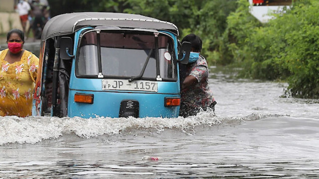 Най малко 14 души са загинали вследствие на наводненията и предизвиканите