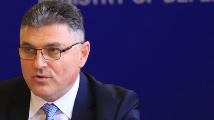 Изнасят се факти а ла карт“, т.е. парчета от истината.