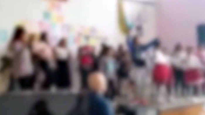 Видео с ученици, които танцуват кючек на училищен празник, скандализира социалните мрежи.