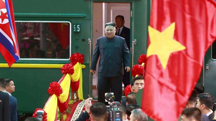 Ким Чен Ун на война с дънките, западните филми, жаргона и прическите