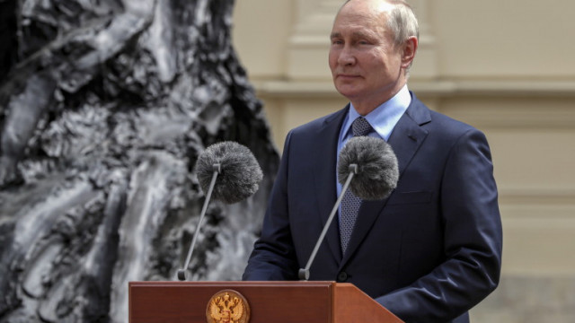 Руският президент Владимир Путин подписа закона който формализира излизането на