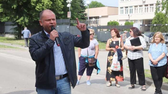Зам.-министърът-протестър Тодор Стоянов, който опъваше черни чували пред дома на