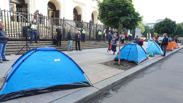 От тази сутрин пред Съдебната палата са разположени палатки на
