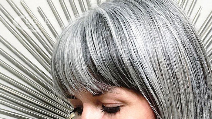 Една от теориите защо косата посивява е, че с възрастта
