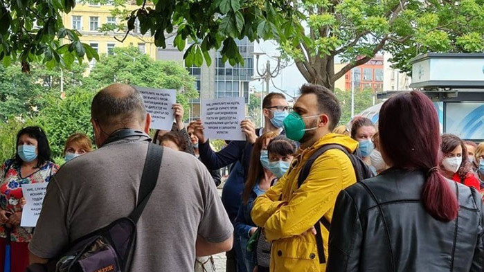 Колеги на проф. Кантарджиев и днес протестират в негова защита