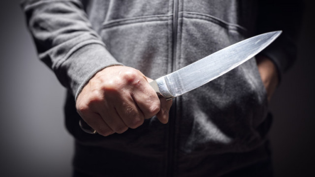 Мъж вилня с кухненски нож из центъра на Русе