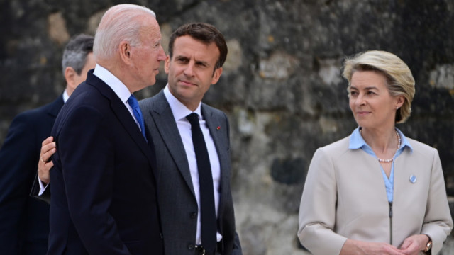 Френският президент Еманюел Макрон сложи дружески ръката си през раменете на