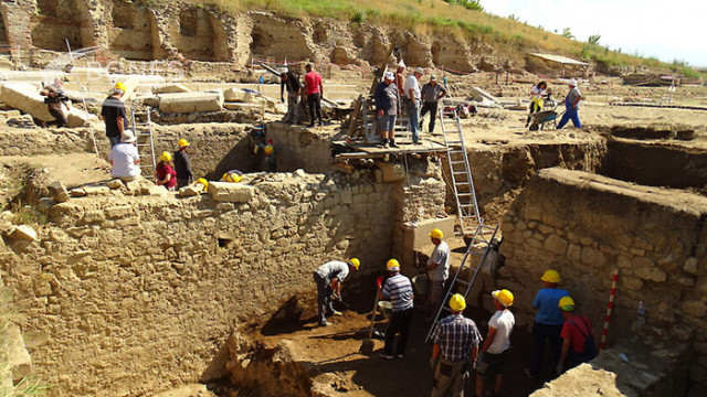 В първия ден на месеца бяха подновени разкопките в Хераклея