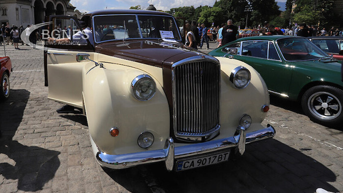 Стотици ретро автомобили зарадваха любителите на колите в центъра на София