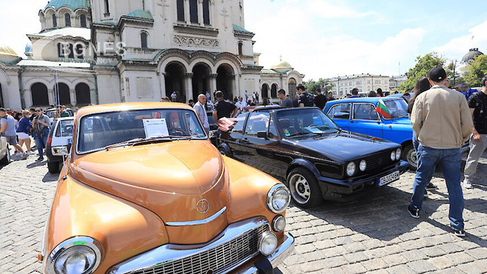 Стотици ретро автомобили зарадваха любителите на колите в центъра на София