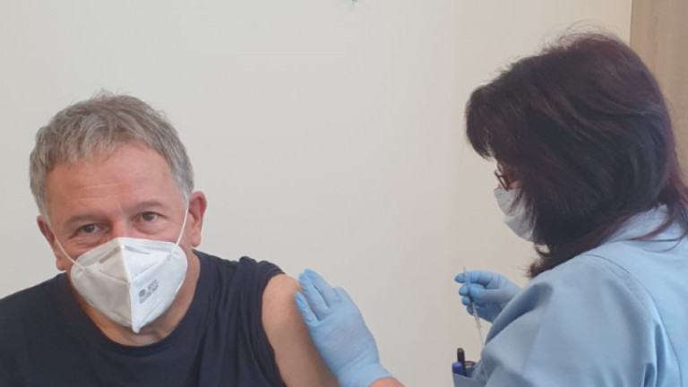 Здравният министър се ваксинира срещу COVID-19