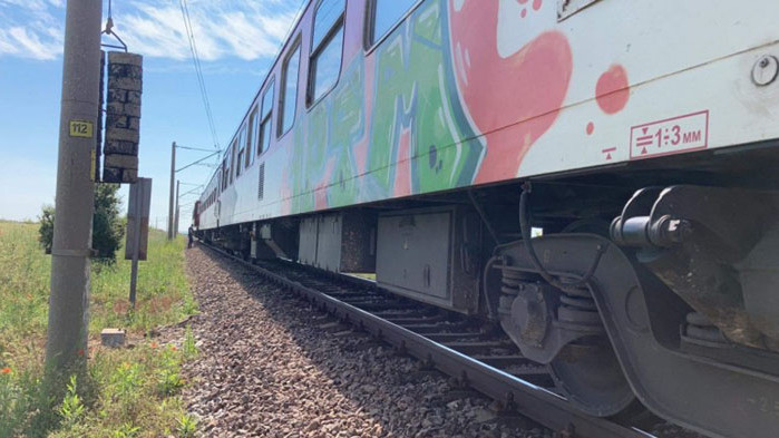 Пътниците са блокирани в композицията Влакът Бургас-София е аварирал малко