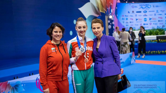 Президентът на БФХГ Илиана Раева бе изключително щастлива след спечеления