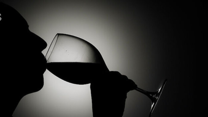Гастроентеролог разбива мита за виното и мезето
