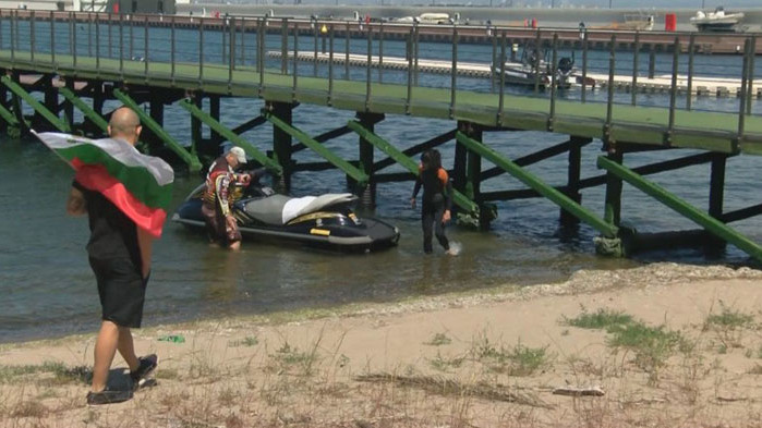 Жители на Бургас се събраха на плажа пред лятната резиденция