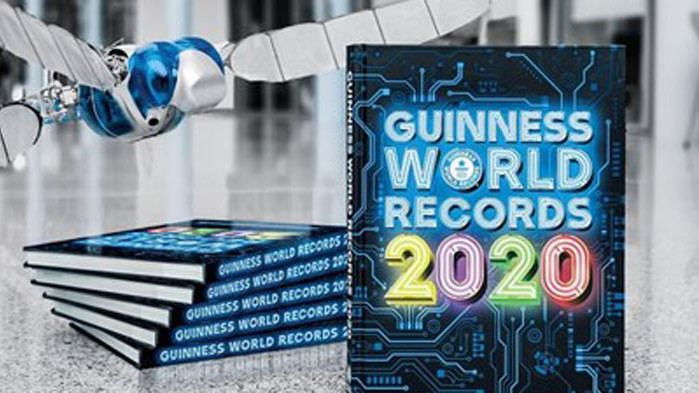 Норвежец вися на ръце на лост в продължение на 16