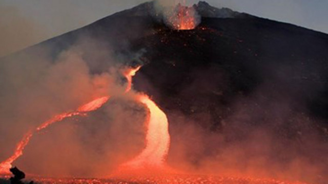 Вулканът Етна предизвика впечатляваща гледка след като изригна по залез