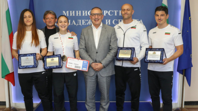 Министърът на младежта и спорта Андрей Кузманов награди с почетни