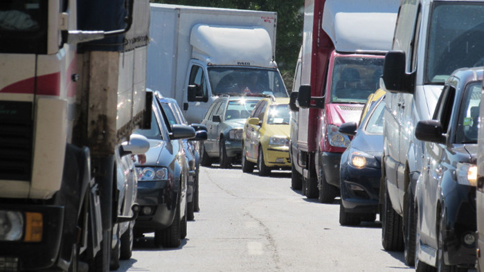 Километрична опашка от автомобили се изви на Дунав мост при