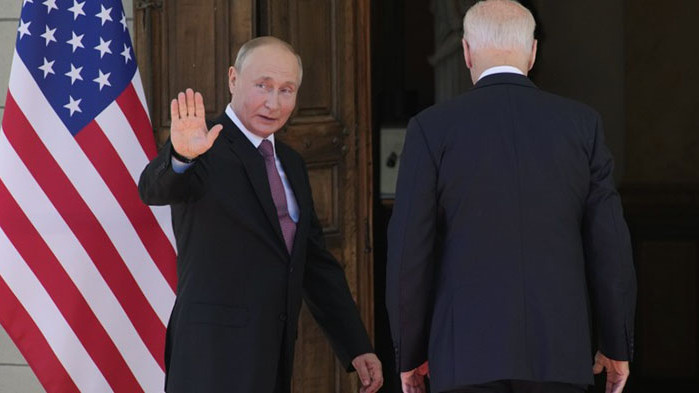 С ръкостискане и усмивки започна историческата среща на Путин и Байдън в Женева (СНИМКИ)