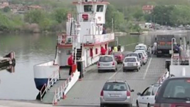 Фериботът в град Белослав който осигурява придвижването на хора и