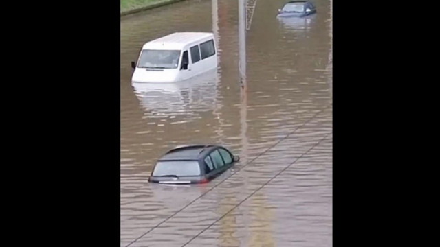 Наводнени са избени помещения в жилищни блокове Пороен дъжд се