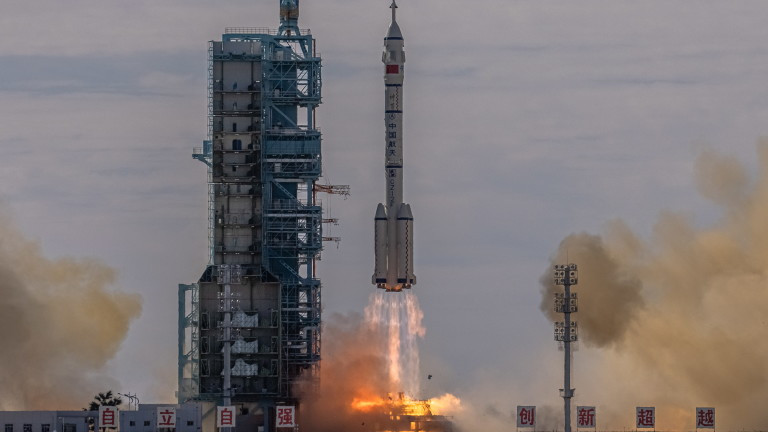 Китай изстреля космически кораб, който превозва трима астронавти към космическата