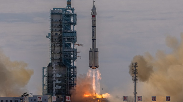 Китай изстреля космически кораб който превозва трима астронавти към космическата