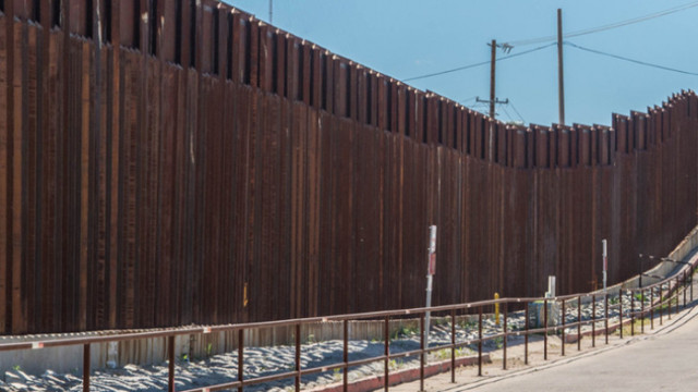 Тексас ще изгражда стена по границата с Мексико Това стана