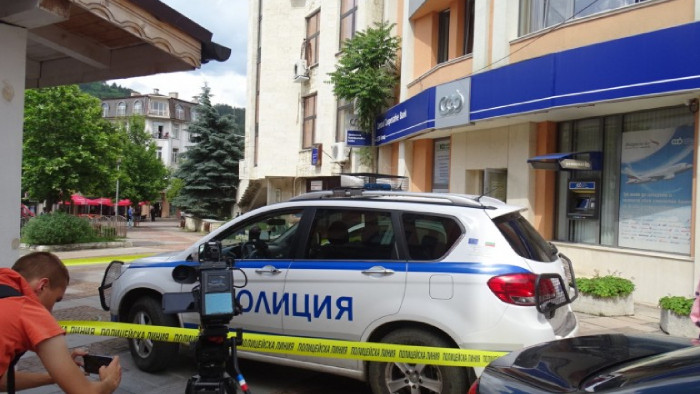 Смела служителка на банката в Дупница е заключила обирджията, който е задържан