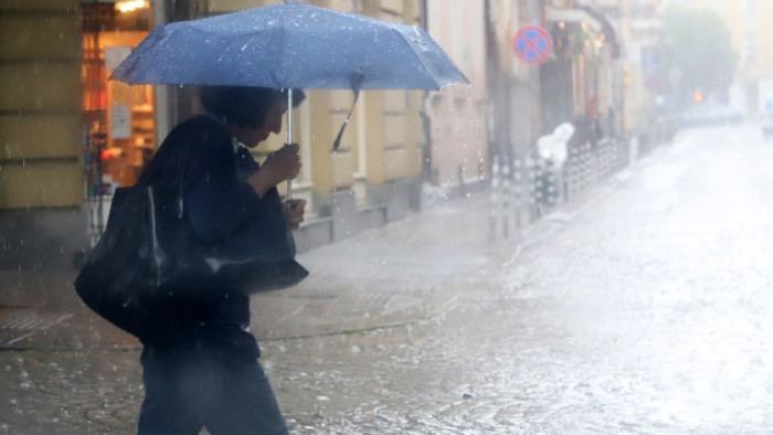 Проливният дъжд спря за кратко видеонаблюдението в София