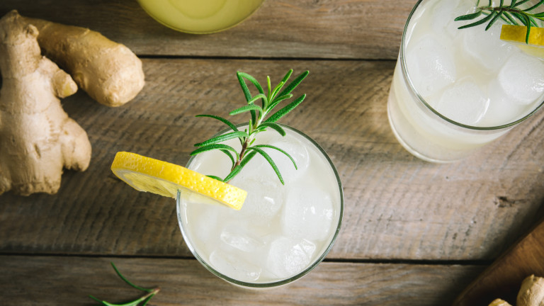 Джинджифил, лимон, мед - единственият студен чай за летните дни