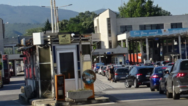 Отново опашка на Кулата съобщи Нова телевизия Огромни колони от