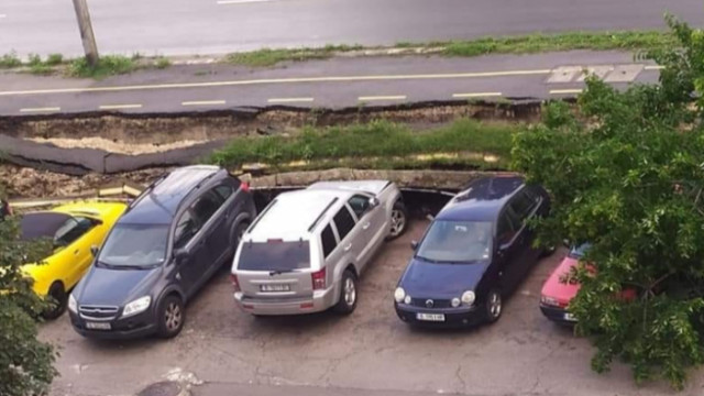 Пет коли пострадаха затиснати от срутена велоалея във Варна съобщава