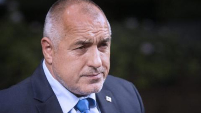 Лидерът на ГЕРБ Бойко Борисов пита шефът на НАП Румен