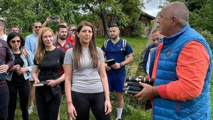 С Библия в ръка от Искърското дефиле Борисов плаши с