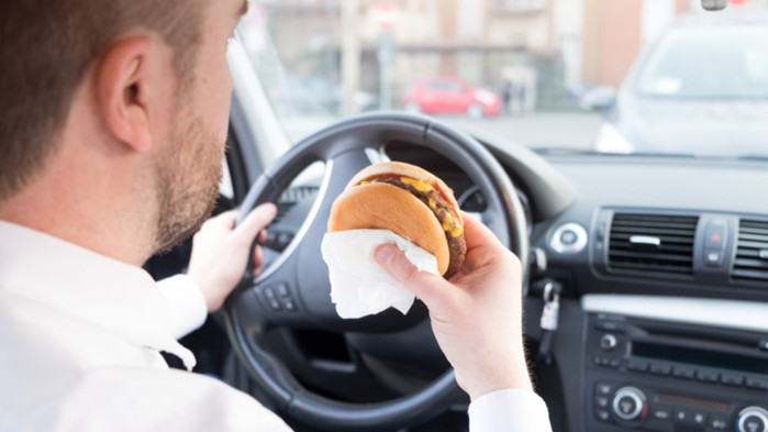 Нездравословното хранене, шофирането и каква е връзката между тях