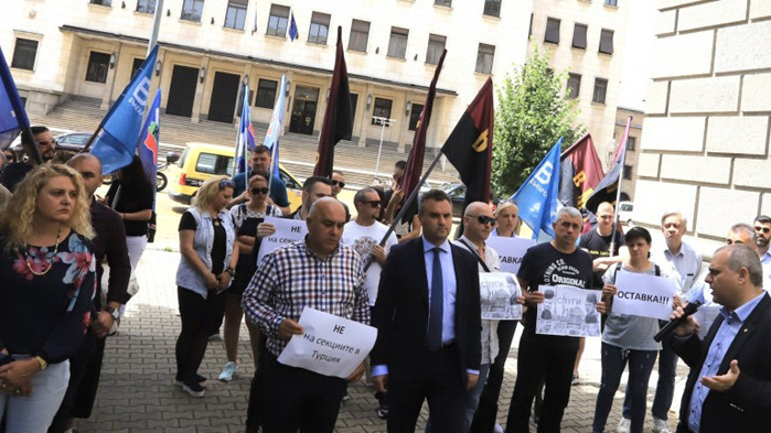 „Българските патриоти“ протестираха пред ЦИК заради броя секции в Турция: Това е срамно решение