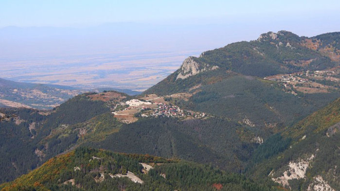 Планински спасители издирват възрастен човек в Родопите