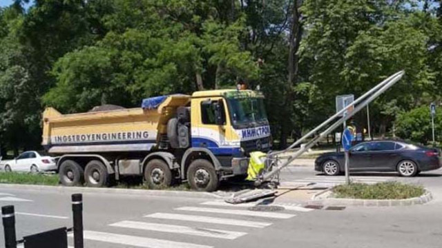 Камион се удари в стълб за да не блъсне дете в Аспарухово (СНИМКИ)