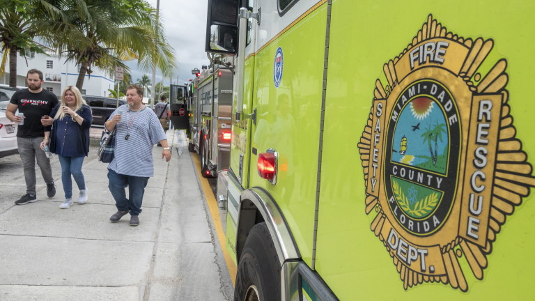 Близо 100 души все още са изчезнали в рухналата сграда във Флорида