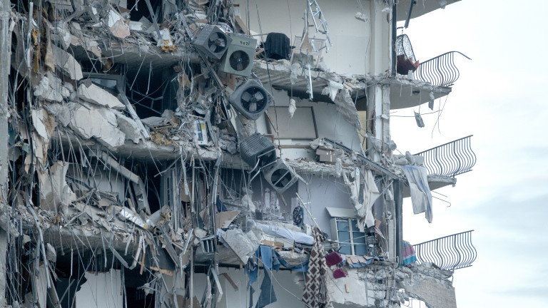 Близо 100 души все още са изчезнали в рухналата сграда във Флорида