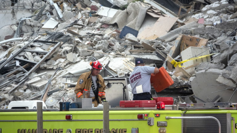 Близо 100 души все още са изчезнали в рухналата сграда във Флорида