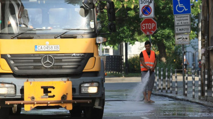 Минерална вода се раздава на три пункта Цистерни разхлаждат столичните