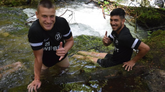 Играчите на Локомотив (Пловдив) имаха охлаждащо възстановяване в ледени води
