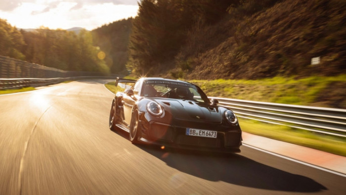 Купето Porsche 911 GT2 RS преработено от екипа на
