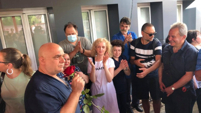 Пациентите „фантоми“ излязоха да защитят доц. Атанасов пред „Пирогов“