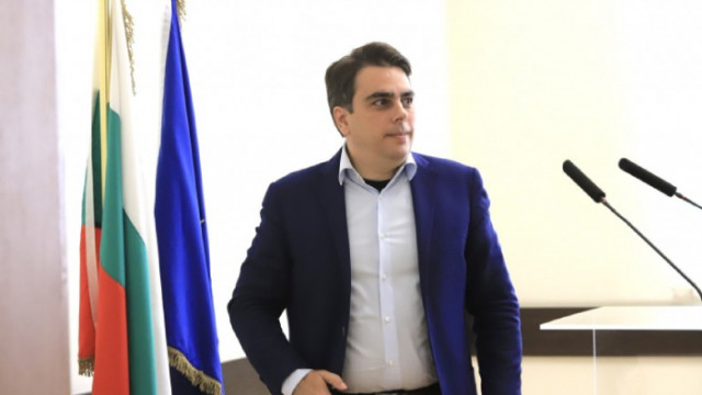 Служебното правителство в лицето на финансовия министър Асен Василев намери