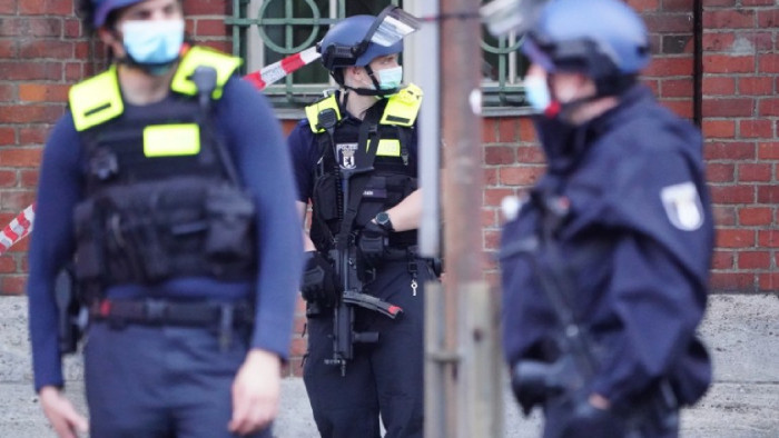 Мъж с нож уби най-малко трима души и рани шестима